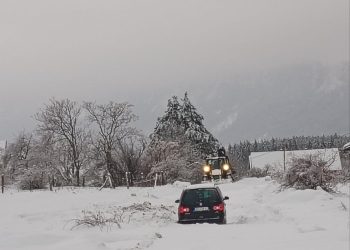 Завејани у сметовима успешно спашени