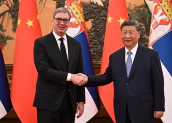 СИ ЧЕСТИТАО ВУЧИЋУ РОЂЕНДАН: Својеручно потписао честитку за српског председника
