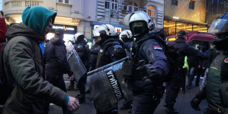 Напад на полицију испред Ректората: скандирања „1312“ и „УЧК“ уз претње и блокаду центра