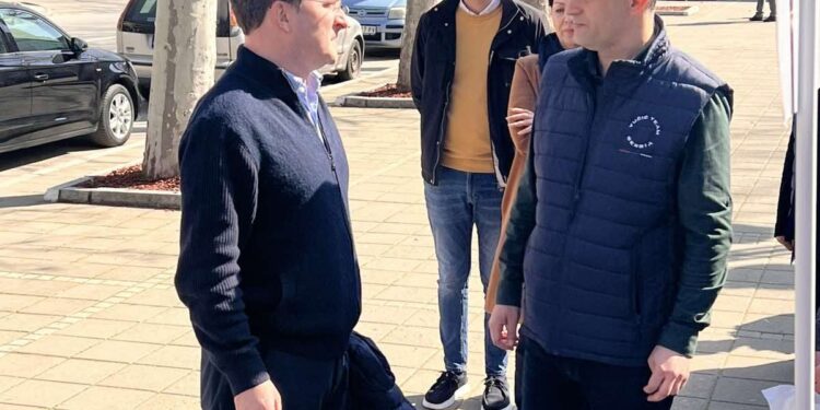 МИНИСТАР СЕЛАКОВИЋ У КЛАДОВУ: РАЗГОВОР СА ГРАЂАНИМА НА ТЕРЕНУ