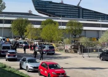 Полиција у Бечу насилно растерала блокаде: Активисти граде барикаде и дрвени торањ!